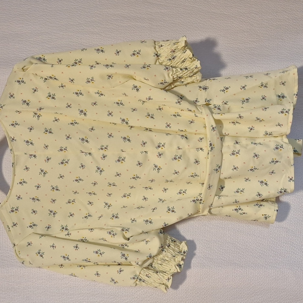 BCBGeneration Ditsy Floral , Wrap Top  size Medium.. NWT - Picture 6 of 12